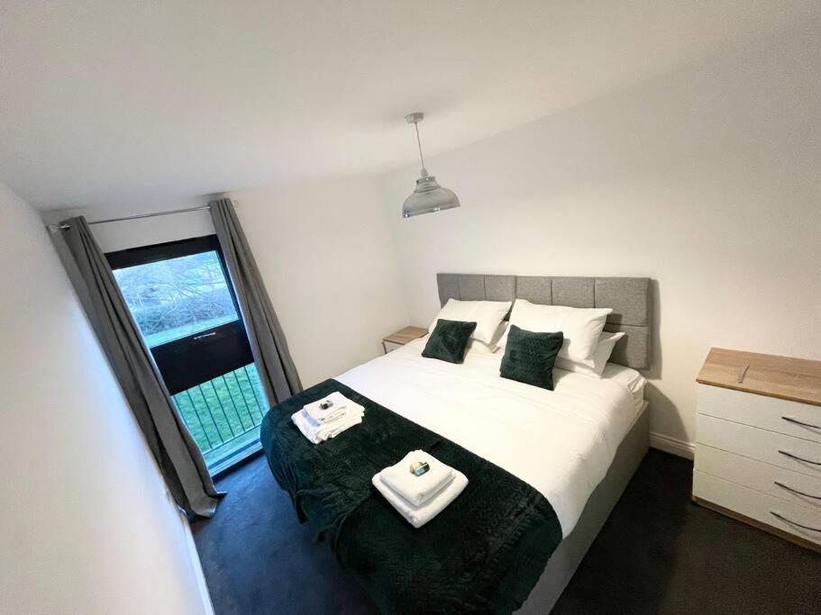 Centre Deluxe: Spacious 1-bed With Flexible Sleeping & Free Parking Apartment Southampton