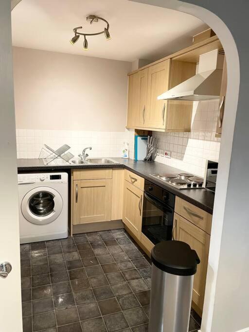 Centre Deluxe: Spacious 1-bed With Flexible Sleeping & Free Parking Apartment