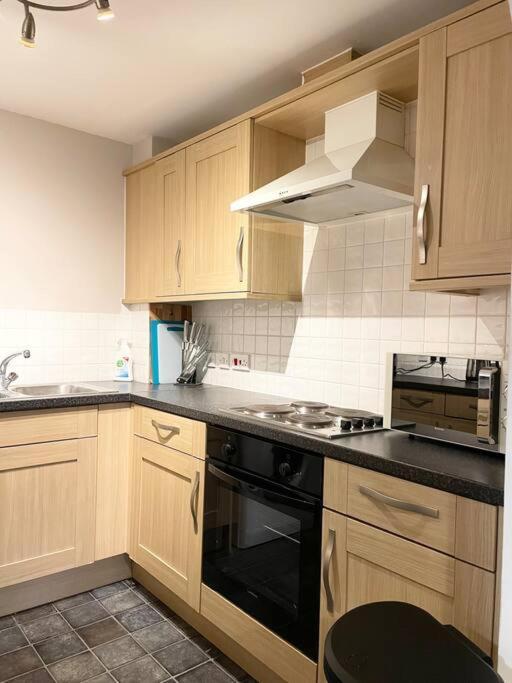 Centre Deluxe: Spacious 1-bed With Flexible Sleeping & Free Parking Apartment