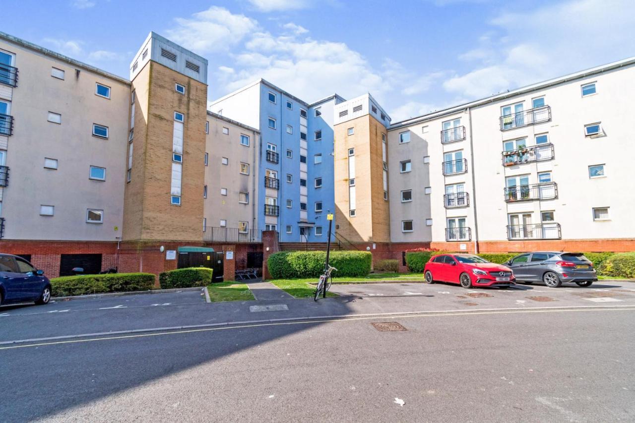 Apartment Centre Deluxe: Spacious 1-bed With Flexible Sleeping & Free Parking