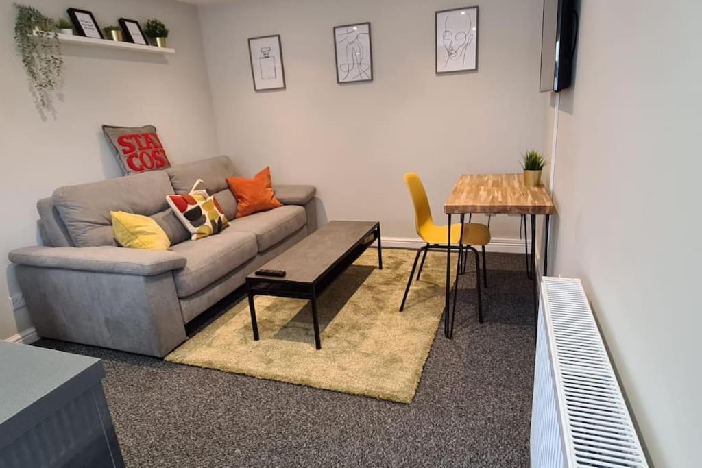Morris Lodge, - 1 Bedroom, Free Wifi & Parking Apartment *
