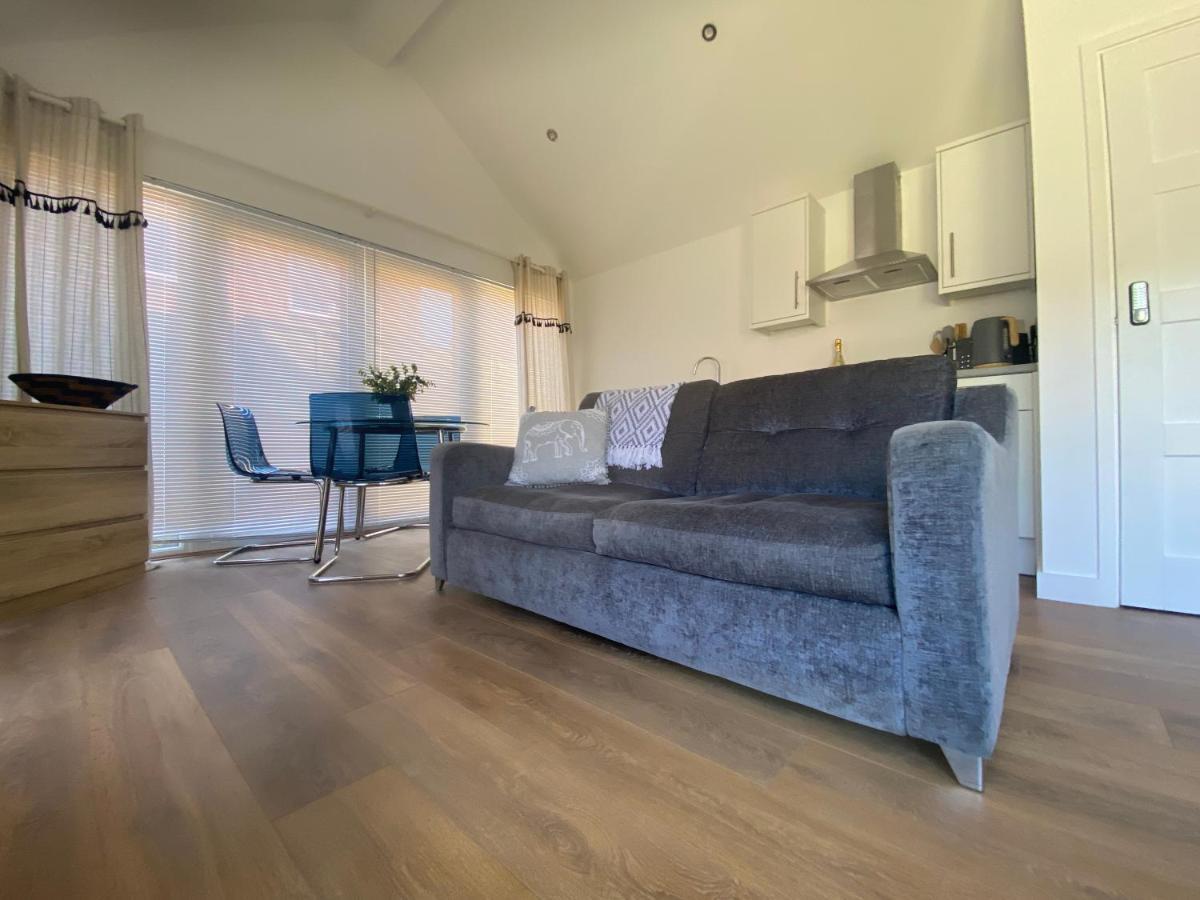 Little - Beautiful Modern Open Plan *
