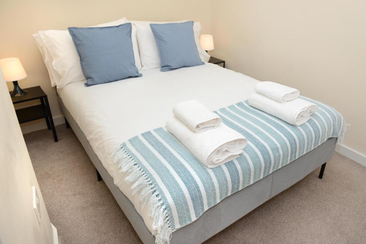 Centre Townhouse Sleeps 9 With Free Parking! Holiday home *