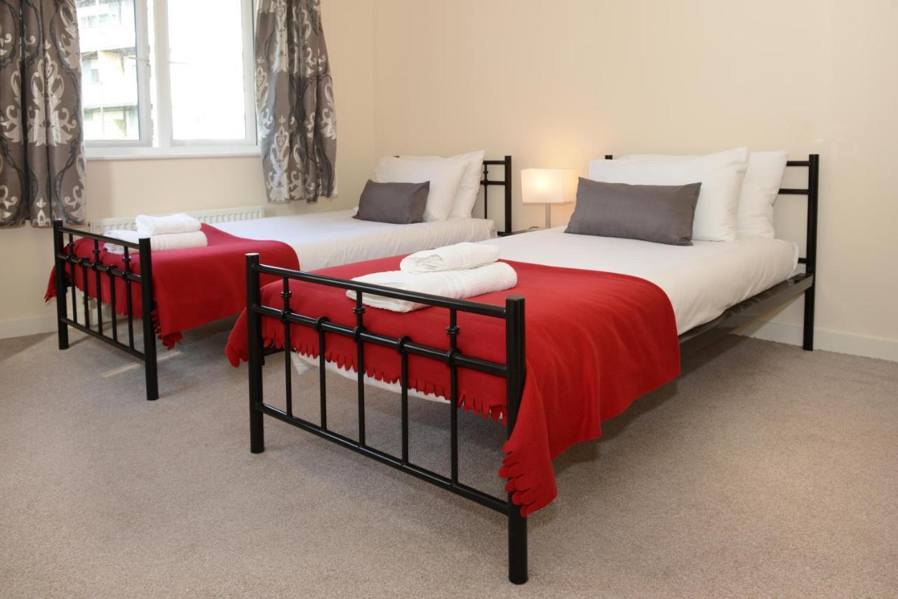 Centre Townhouse Sleeps 9 With Free Parking! *