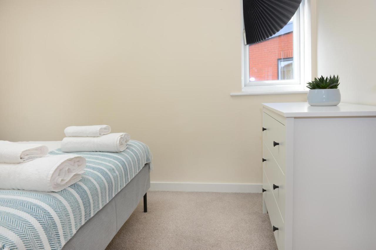 Centre Townhouse Sleeps 9 With Free Parking! *