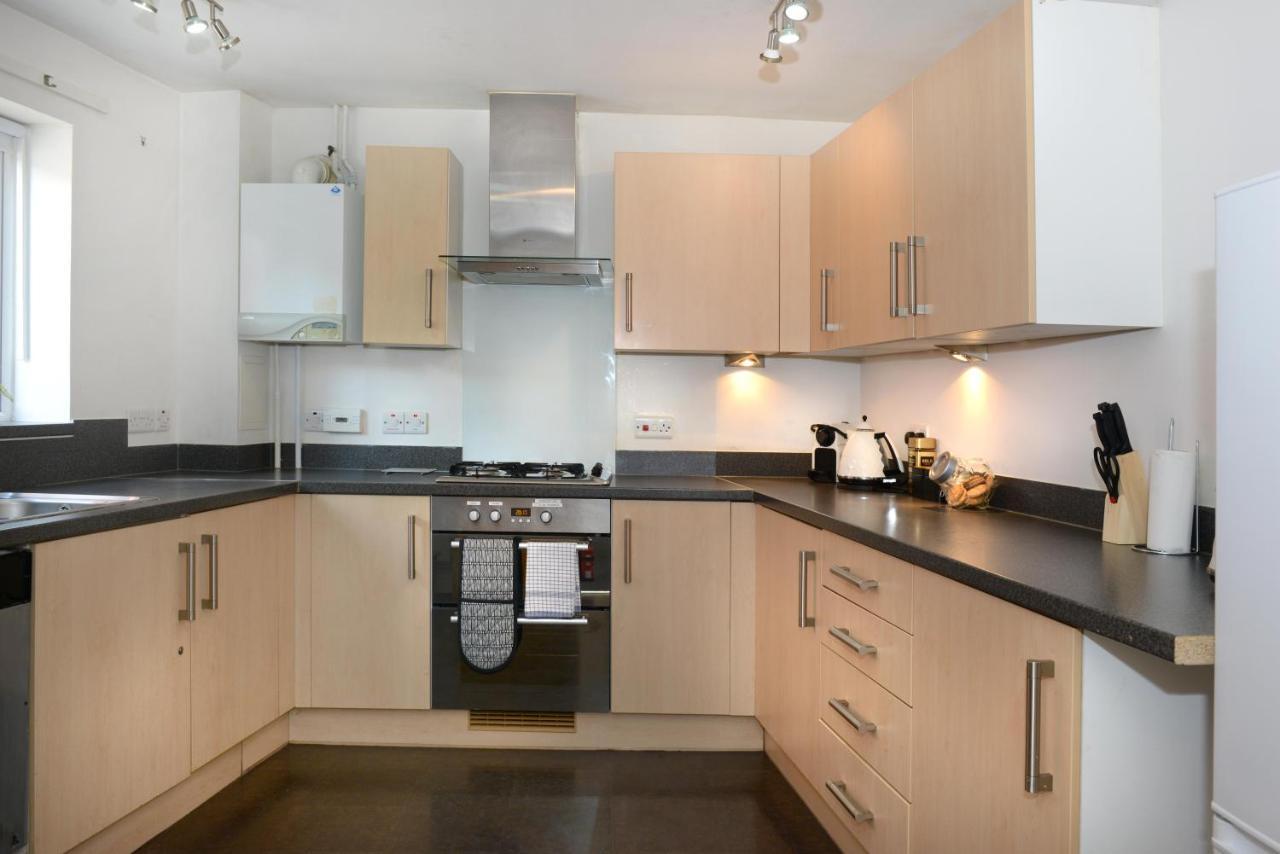 Holiday home Centre Townhouse Sleeps 9 With Free Parking! *