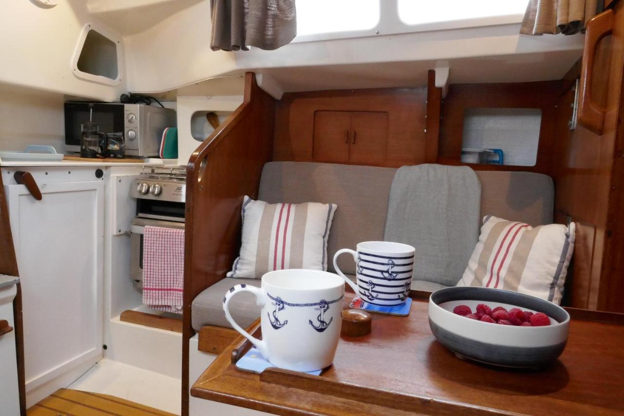 Couples, Centre Getaway On The Water Botel *