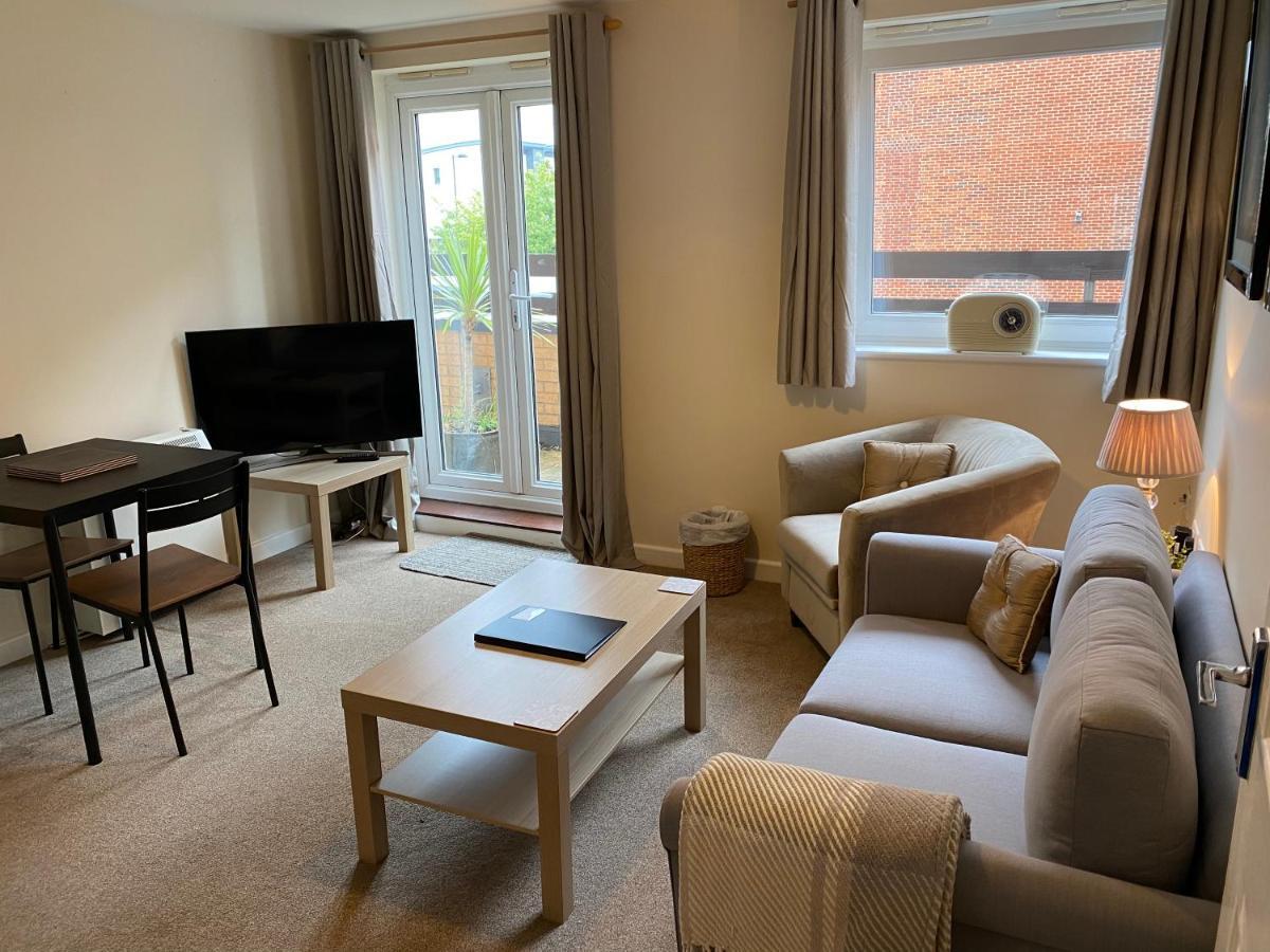 Number 10 Serviced - Chapel Apartment