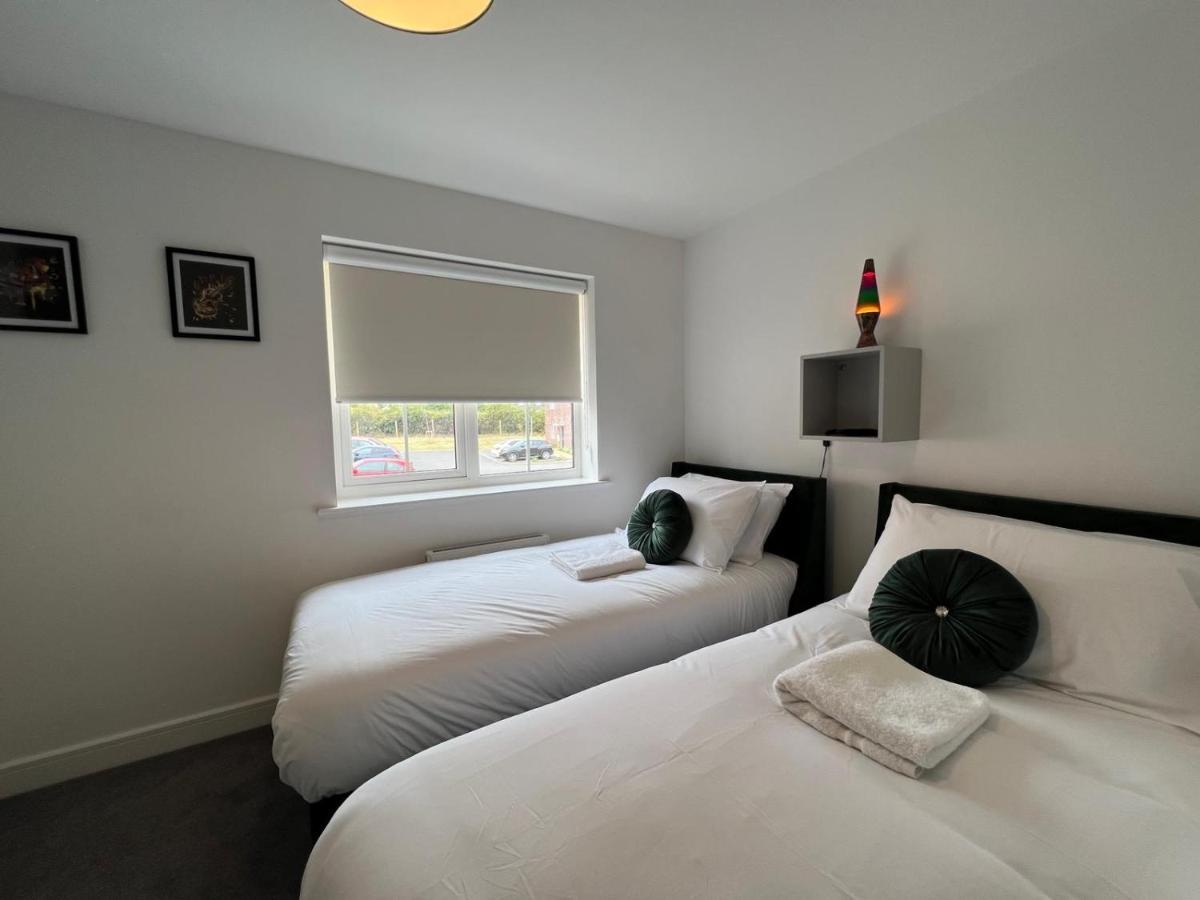 Spacious & Stylish 4-bed House With Hot Tub In Prime Location Apartment *