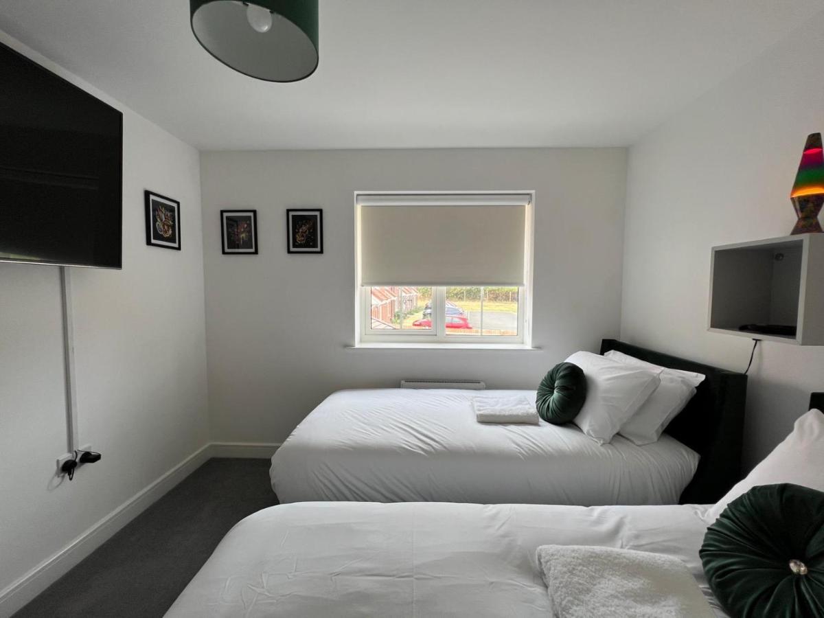 Spacious & Stylish 4-bed House With Hot Tub In Prime Location
