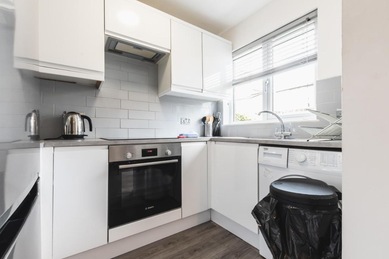 Centre Comfort: Spacious 2-bed With Free Parking Apartment Southampton