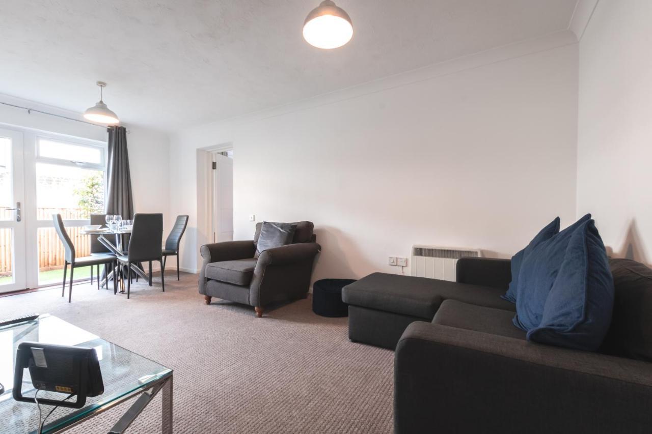 Centre Comfort: Spacious 2-bed With Free Parking