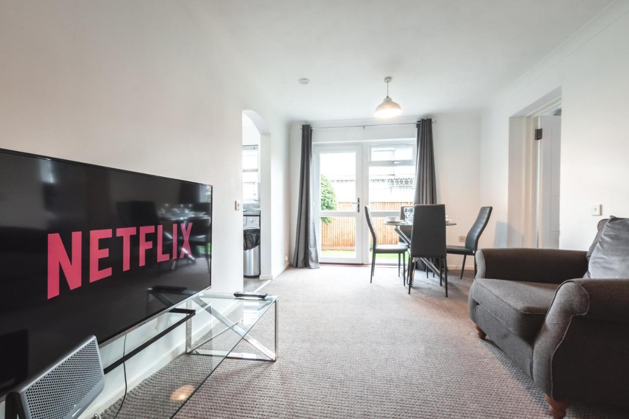 Centre Comfort: Spacious 2-bed With Free Parking Apartment