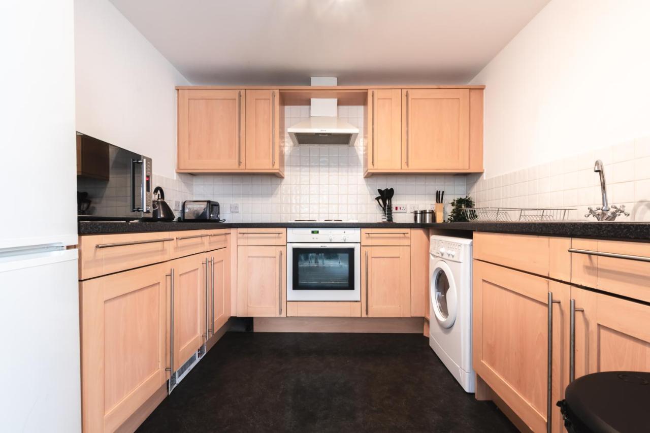 Spacious Comfort Haven: 2-bed Smart With Free Parking Apartamento