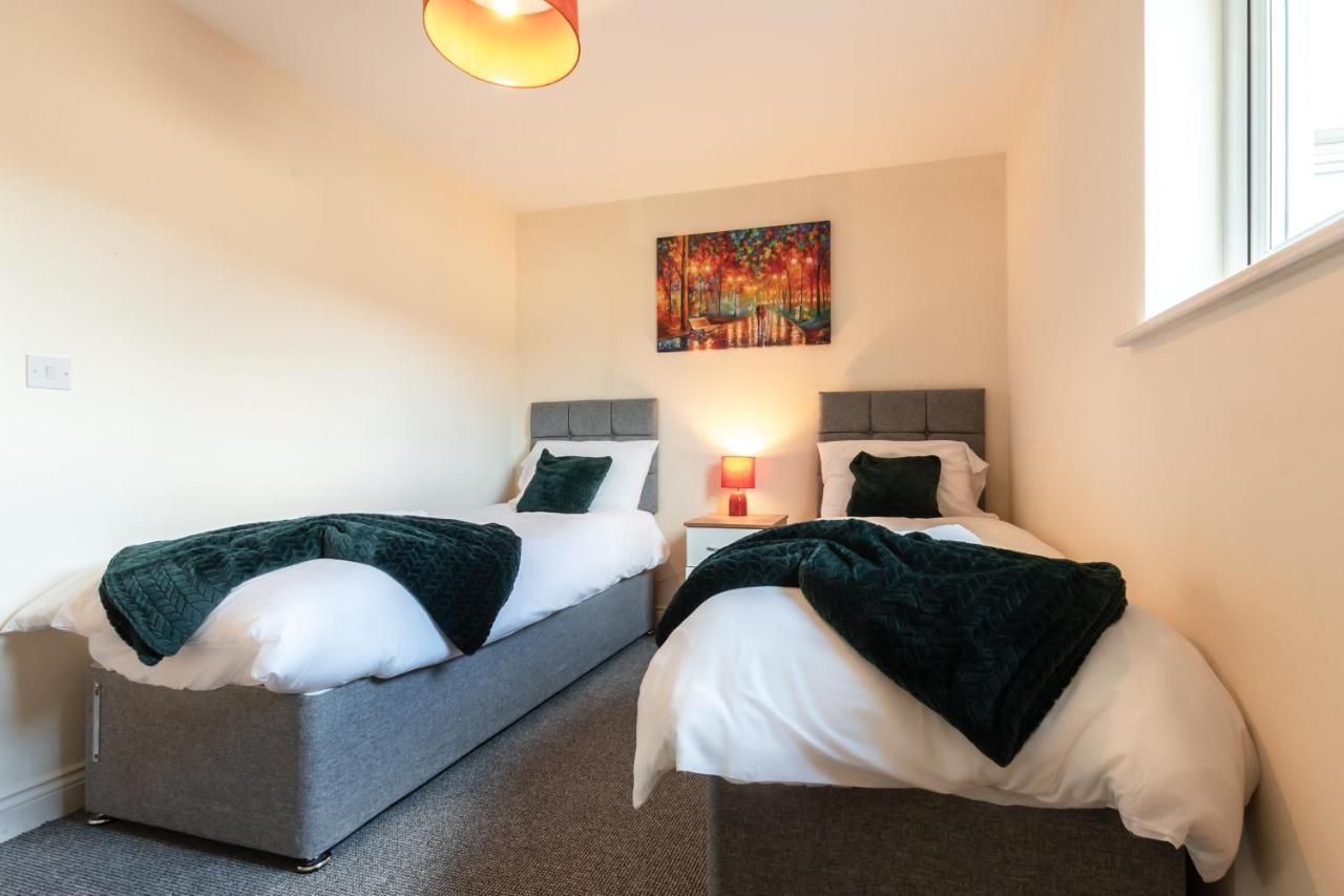 Centre Comfort: Spacious 2-bed With Smart Tvs And Secure Parking