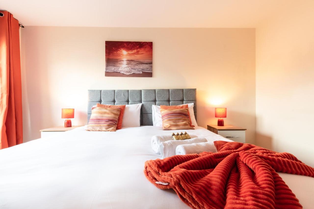 Centre Comfort: Spacious 2-bed With Smart Tvs And Secure Parking Apartamento