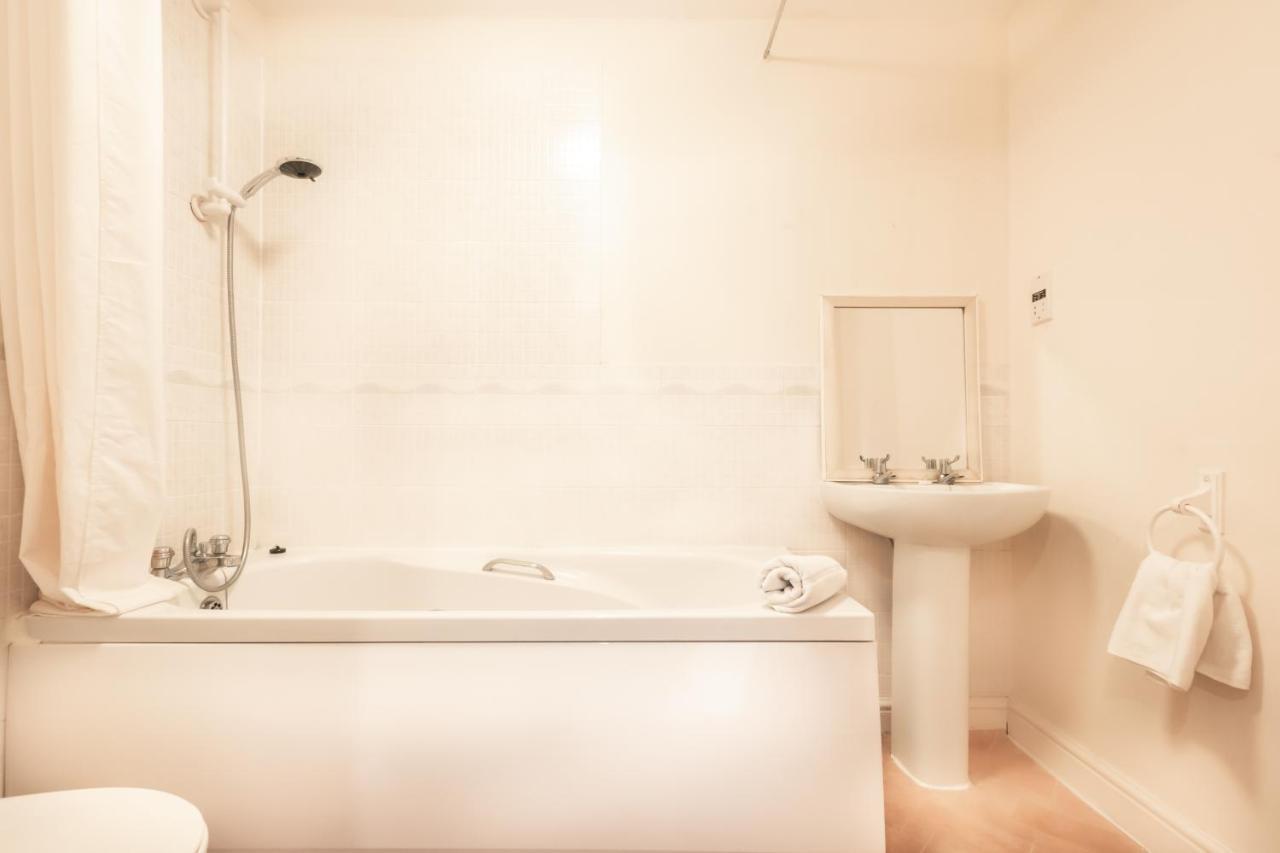 Centre Comfort: Spacious 2-bed With Smart Tvs And Secure Parking
