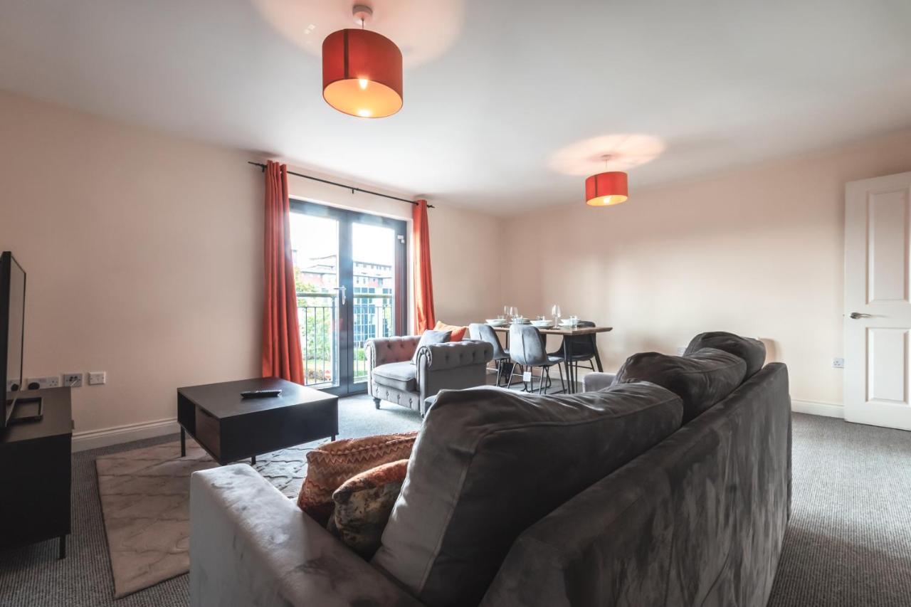 Centre Comfort: Spacious 2-bed With Smart Tvs And Secure Parking *