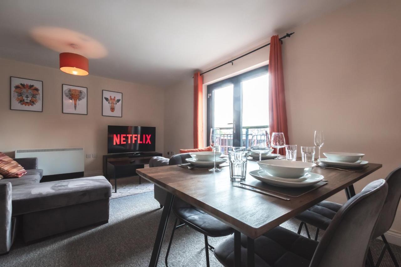 Centre Comfort: Spacious 2-bed With Smart Tvs And Secure Parking Apartamento *