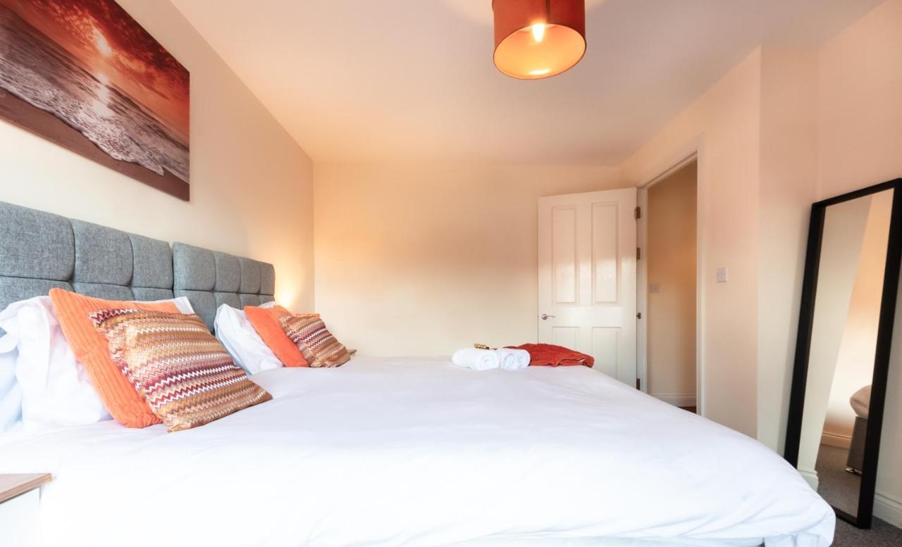 Centre Comfort: Spacious 2-bed With Smart Tvs And Secure Parking * Southampton