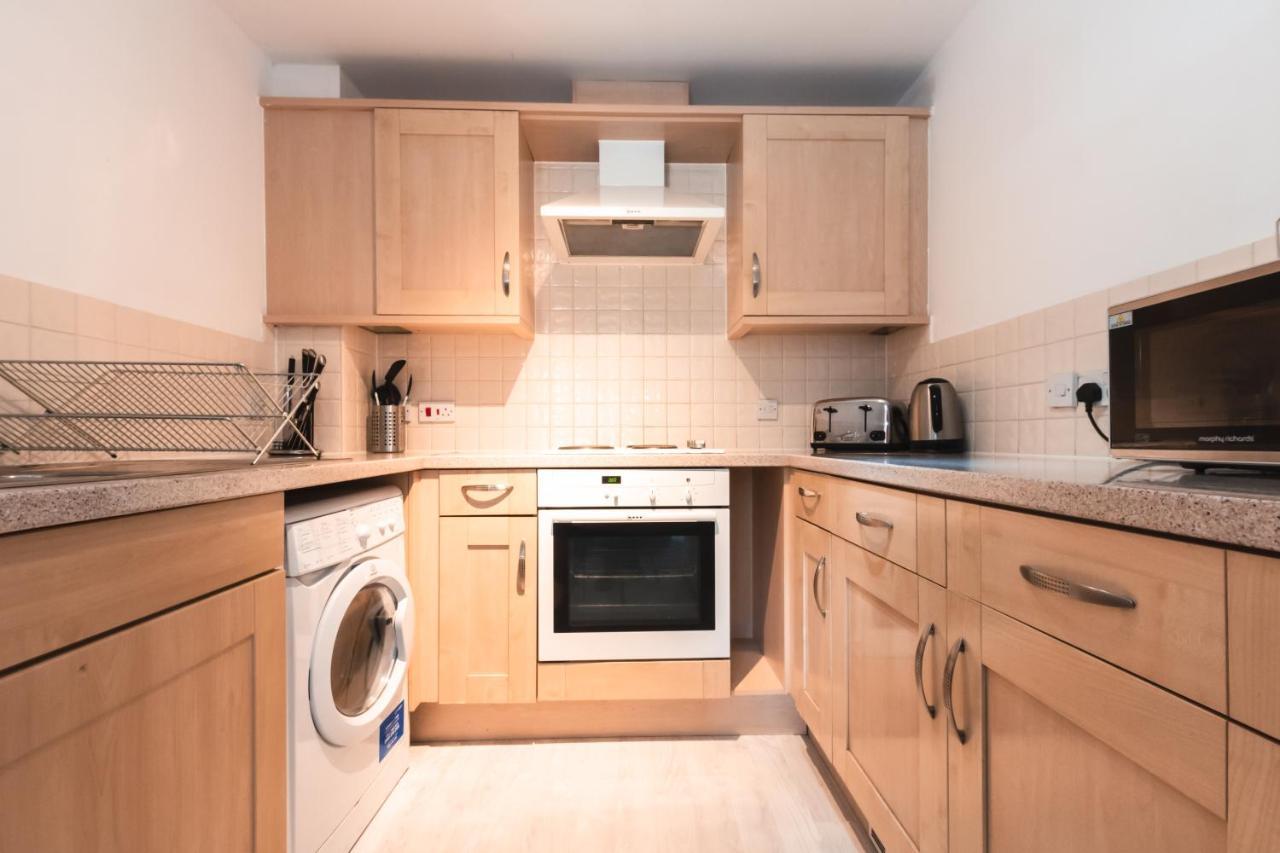 Centre Comfort: Spacious 2-bed With Smart Tvs And Secure Parking Southampton