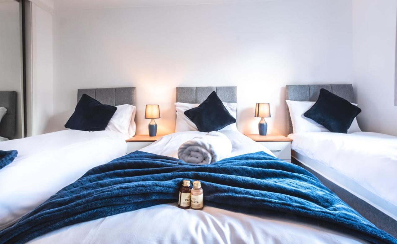 Centre Comfort: Spacious 2-bed With Free Parking Apartment