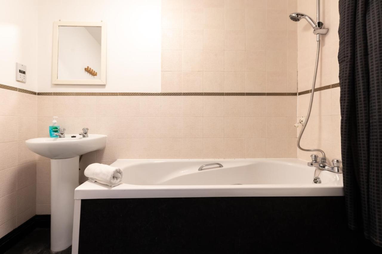 Spacious Comfort Haven: 2-bed Smart With Free Parking * Southampton