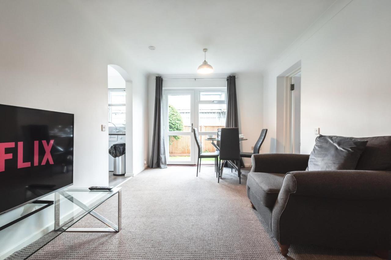 Centre Comfort: Spacious 2-bed With Free Parking Apartment *