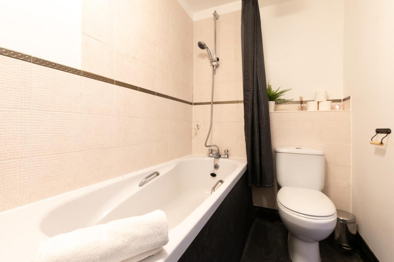 Apartamento Spacious Comfort Haven: 2-bed Smart With Free Parking