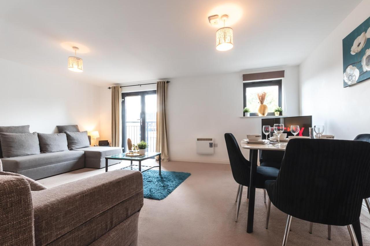 Apartamento Spacious Comfort Haven: 2-bed Smart With Free Parking *