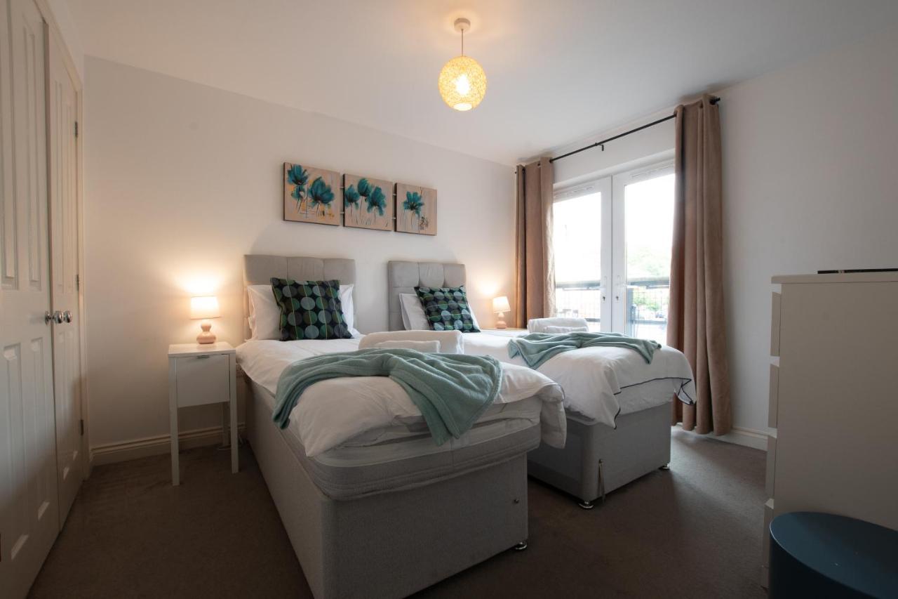 Spacious Comfort Haven: 2-bed Smart With Free Parking Apartamento