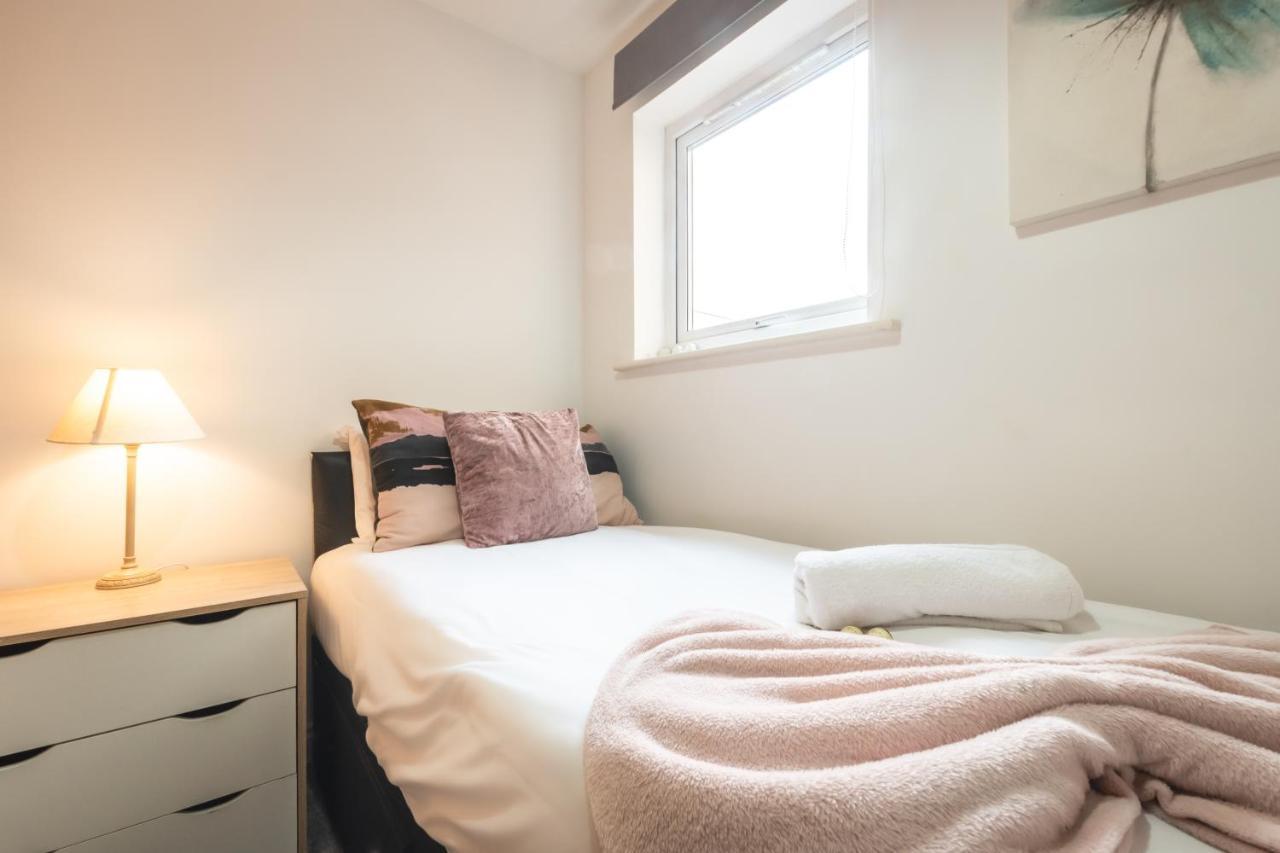 Apartamento Spacious Comfort Haven: 2-bed Smart With Free Parking