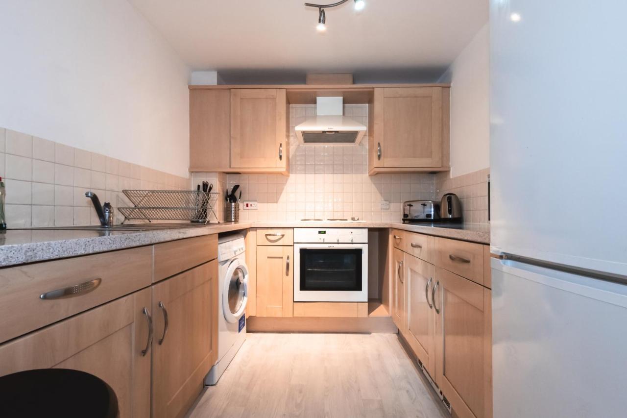 Centre Comfort: Spacious 2-bed With Smart Tvs And Secure Parking *