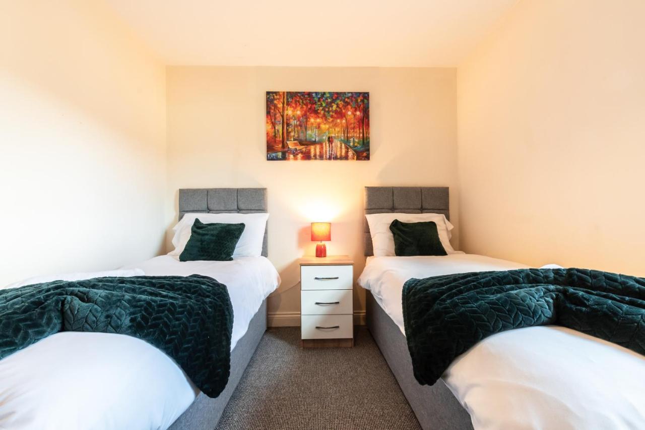 Centre Comfort: Spacious 2-bed With Smart Tvs And Secure Parking * Southampton
