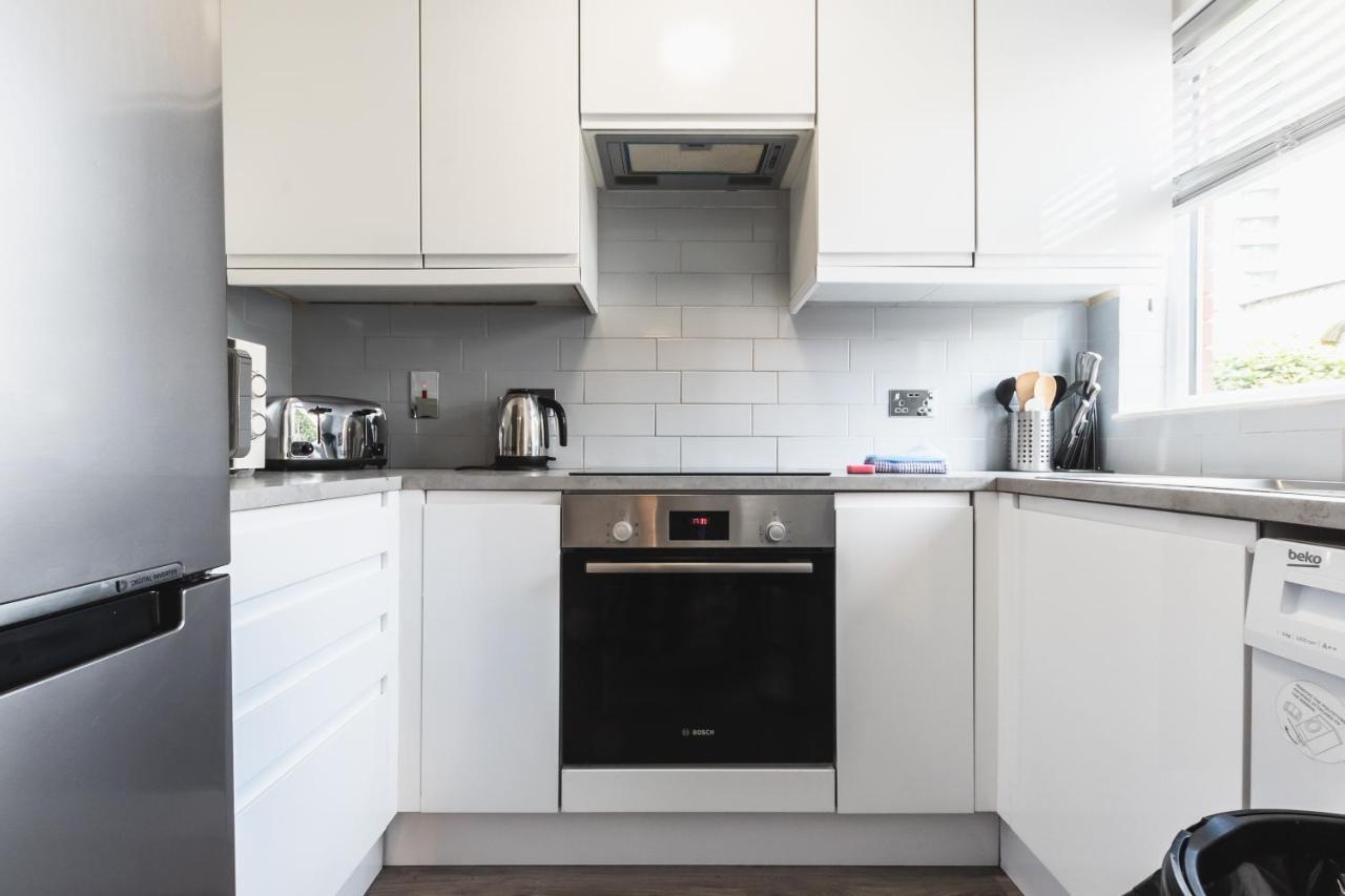 Centre Comfort: Spacious 2-bed With Free Parking Apartment *