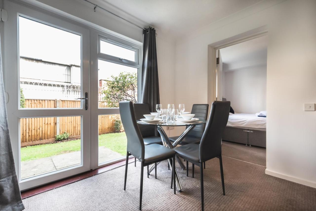 Centre Comfort: Spacious 2-bed With Free Parking Apartment *