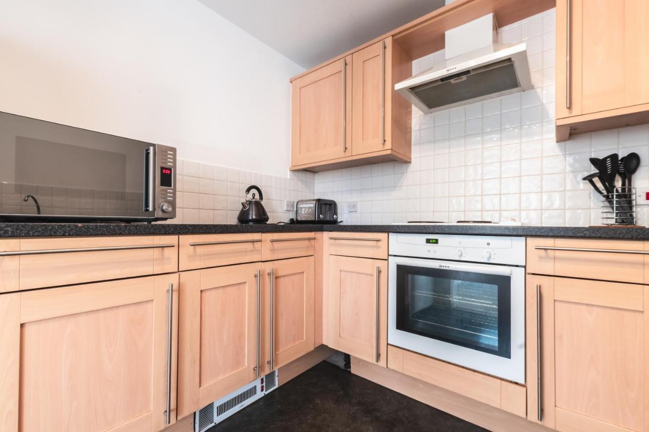 Spacious Comfort Haven: 2-bed Smart With Free Parking Southampton