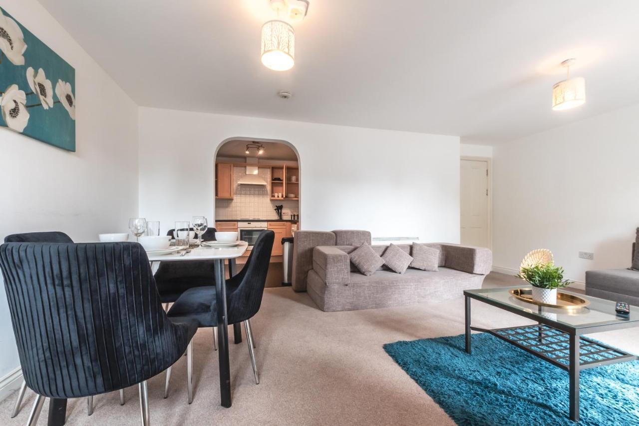 Spacious Comfort Haven: 2-bed Smart With Free Parking Apartamento