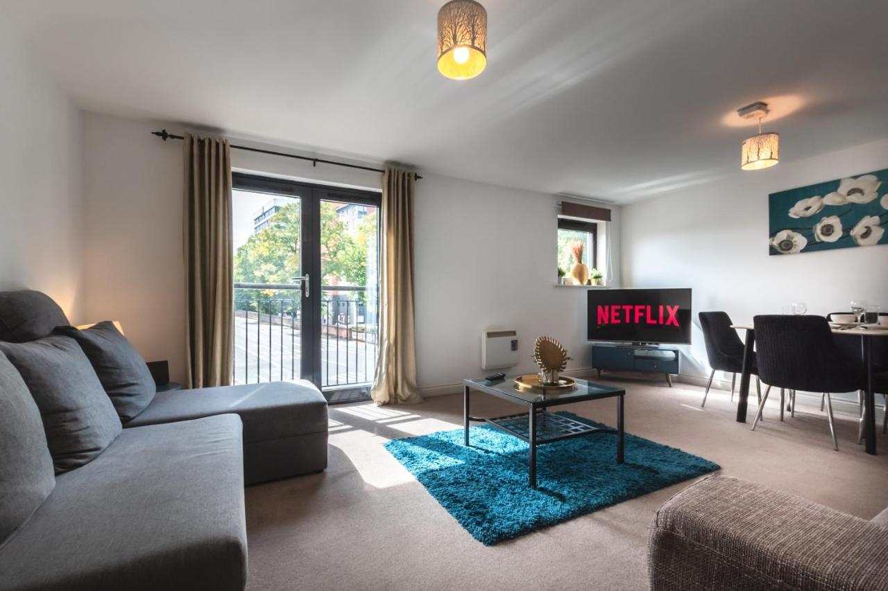 Spacious Comfort Haven: 2-bed Smart With Free Parking Apartamento *