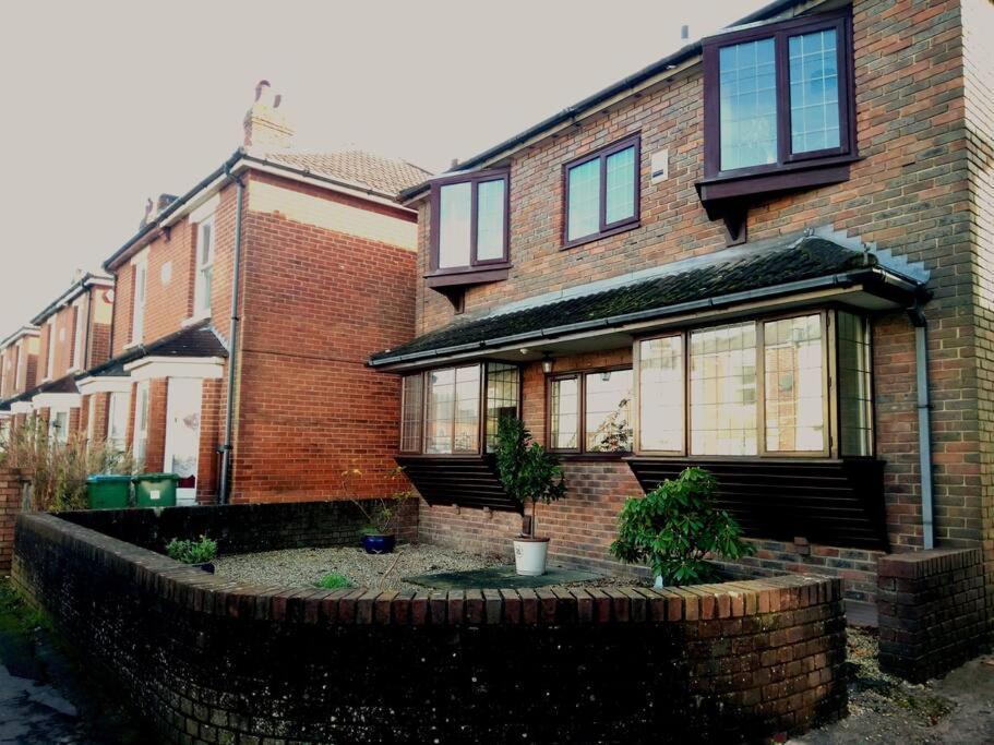 The Retreat, A Luxury Riverside & Garden Southampton