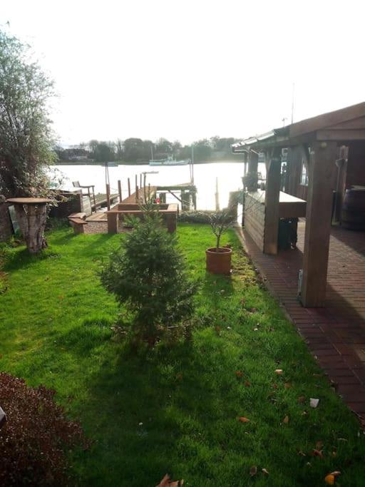 The Retreat, A Luxury Riverside & Garden Holiday home Southampton