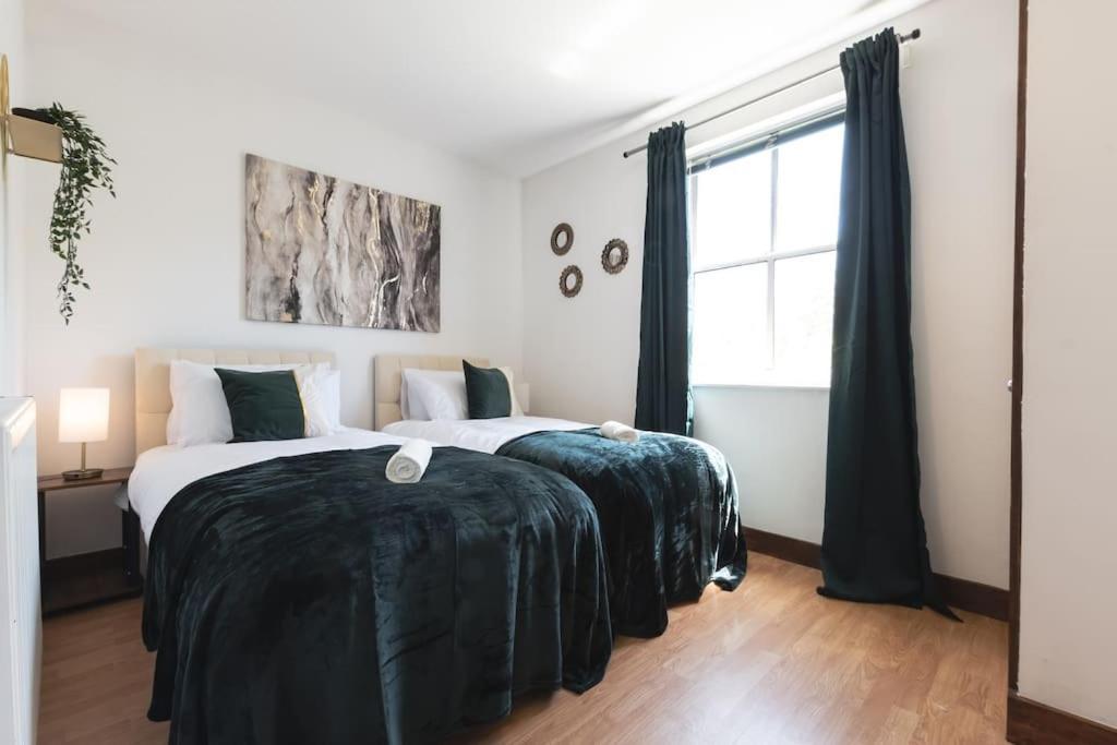 Emerald - 2 Bedroom Flat - Sleeps 5 With Parking. * Southampton