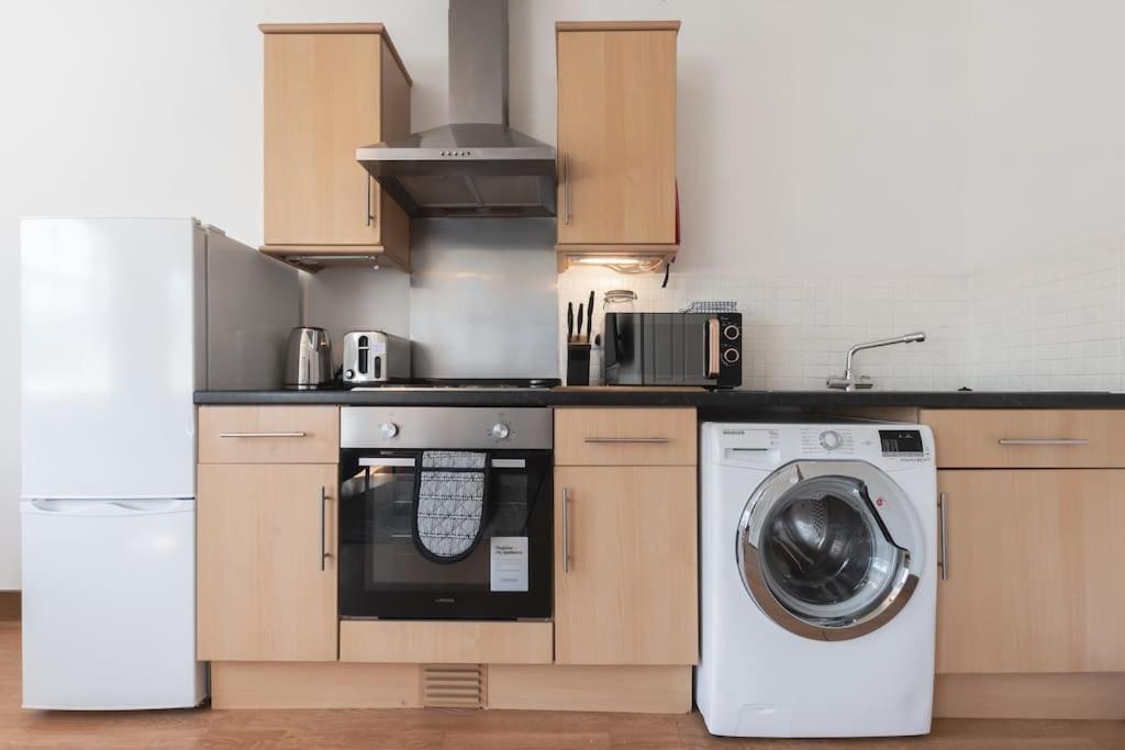Emerald - 2 Bedroom Flat - Sleeps 5 With Parking. * Southampton
