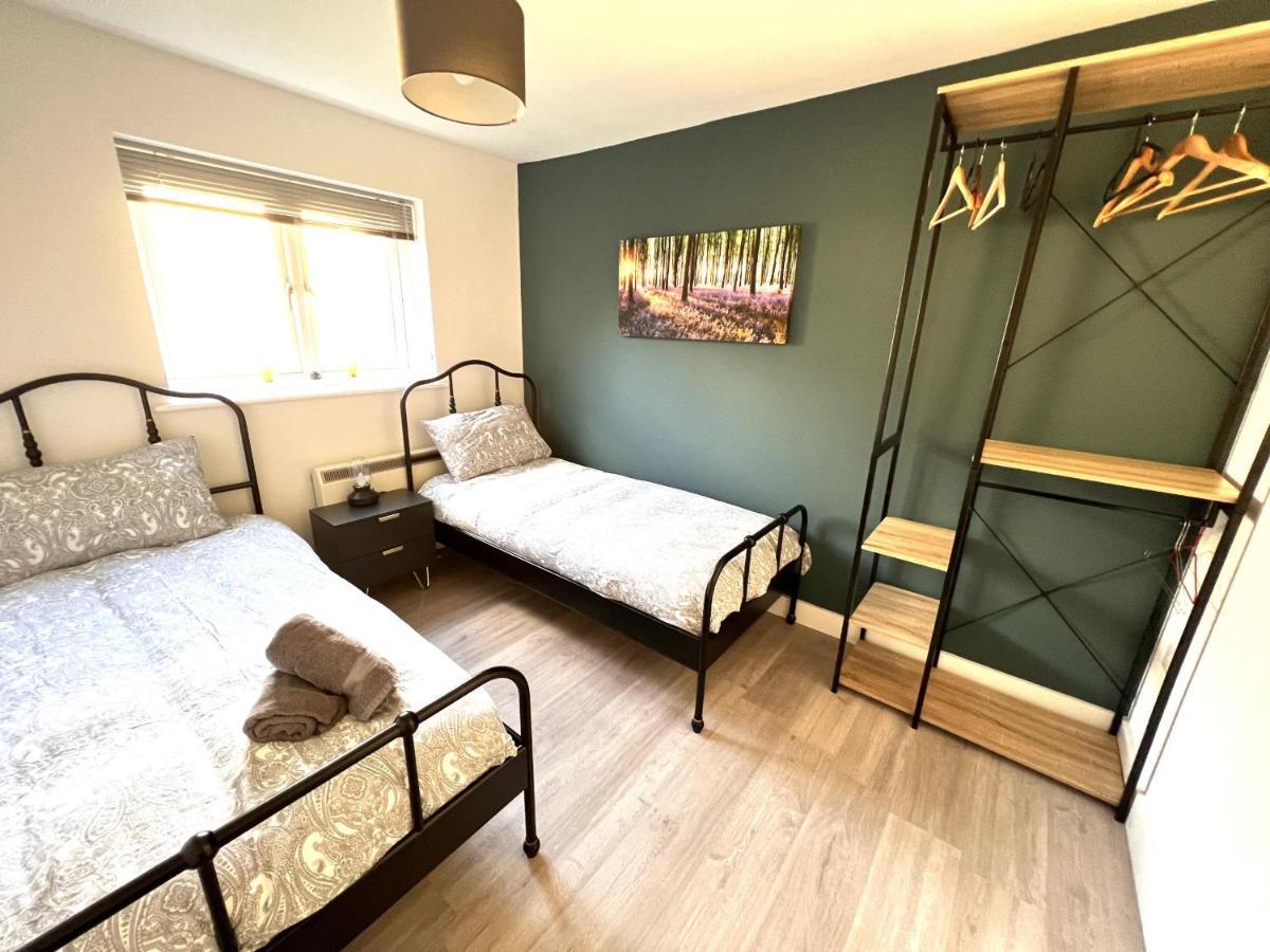 Perfect For Contractors 2 Bedroom- 2 Bathrooms- 4 Single Beds- Free Parking