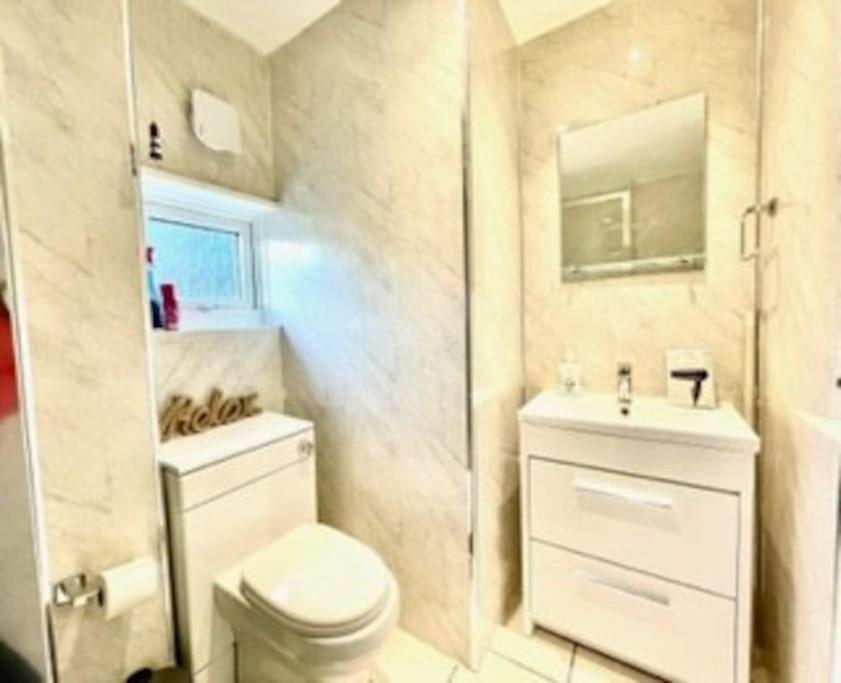 3 Bedroom Luxury House For Six Holiday home