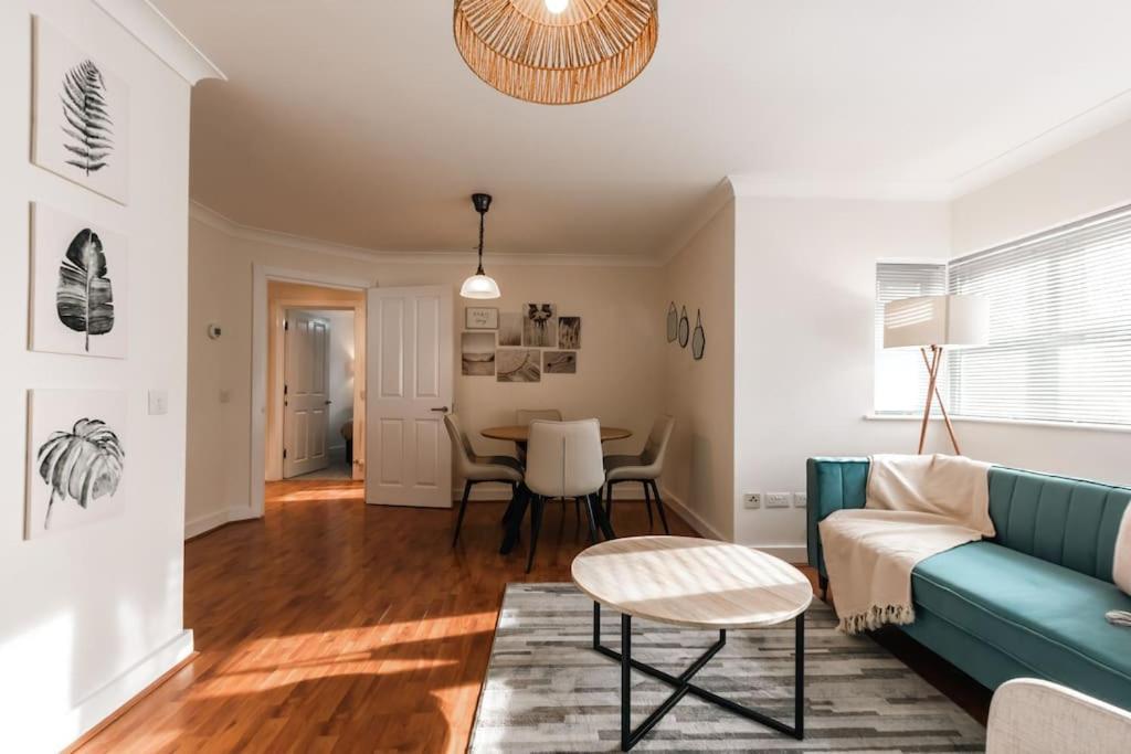 Azurite - 2 Bedroom Flat Apartment Southampton