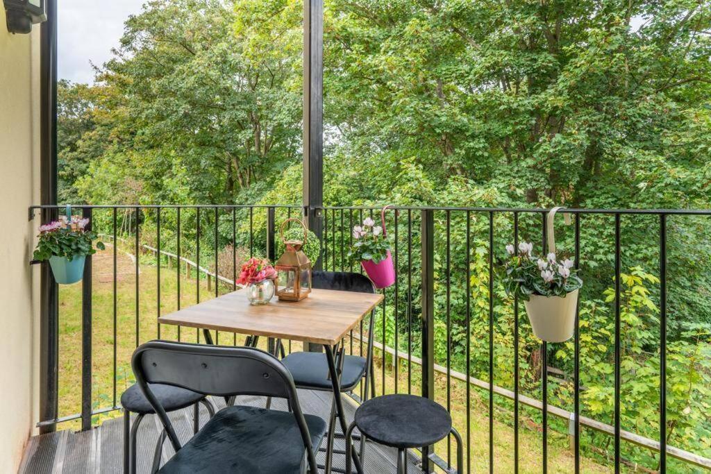 Forest View Apartment- Private Balcony Apartamento