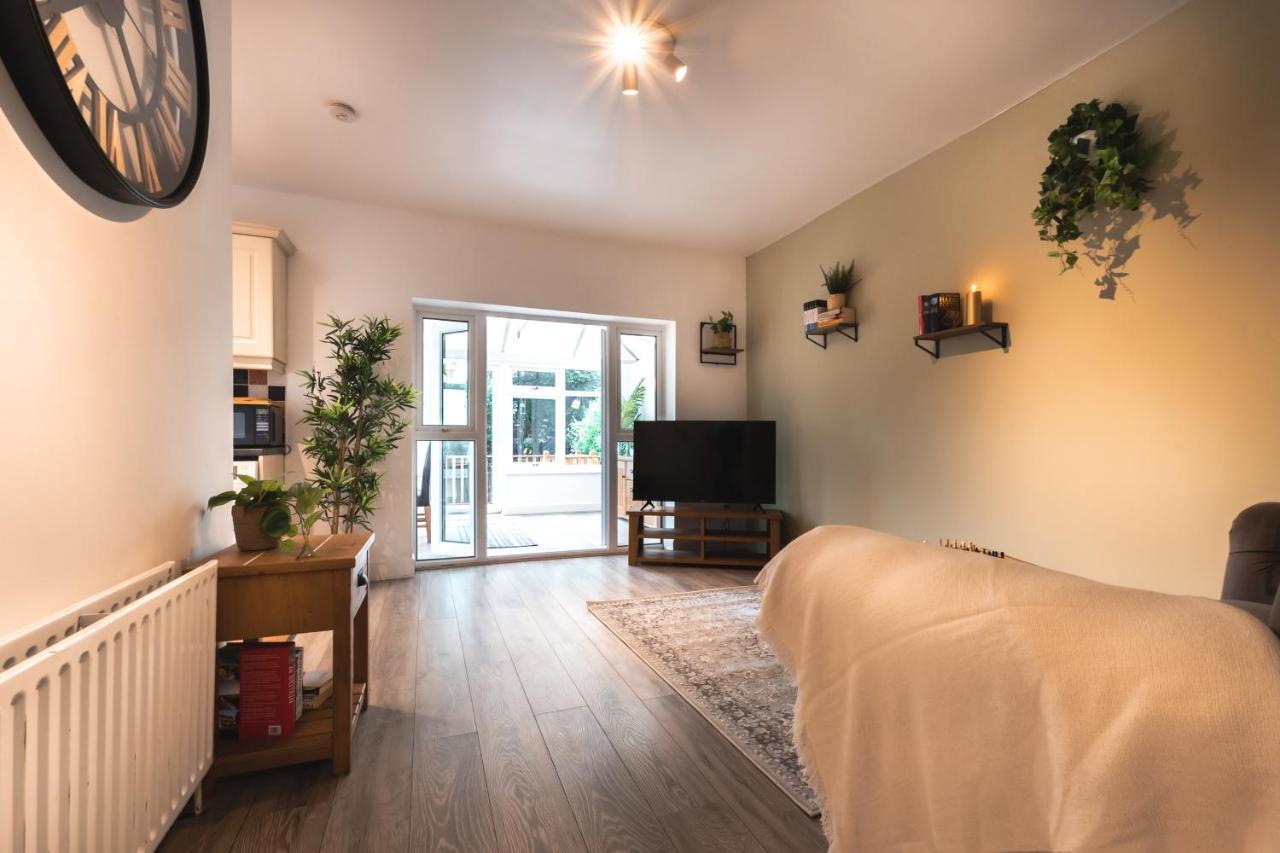Accessible 3-bedroom Bungalow With Patio +driveway *