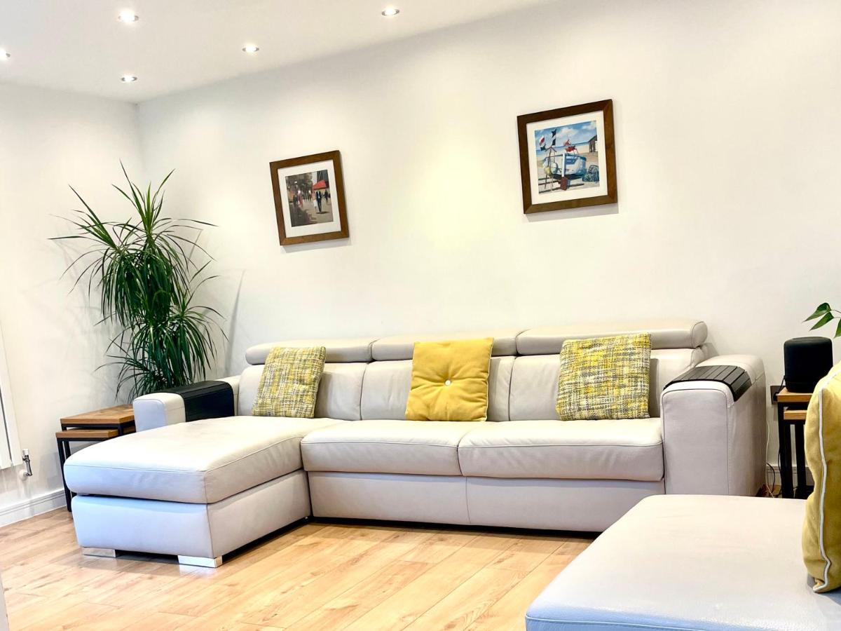 Stunning 1 Bedroom And Double Sofa Bed Near Train Station Homestay *