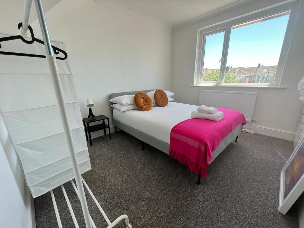 2 Bedroom Flat Free Parking Great Location Apartment